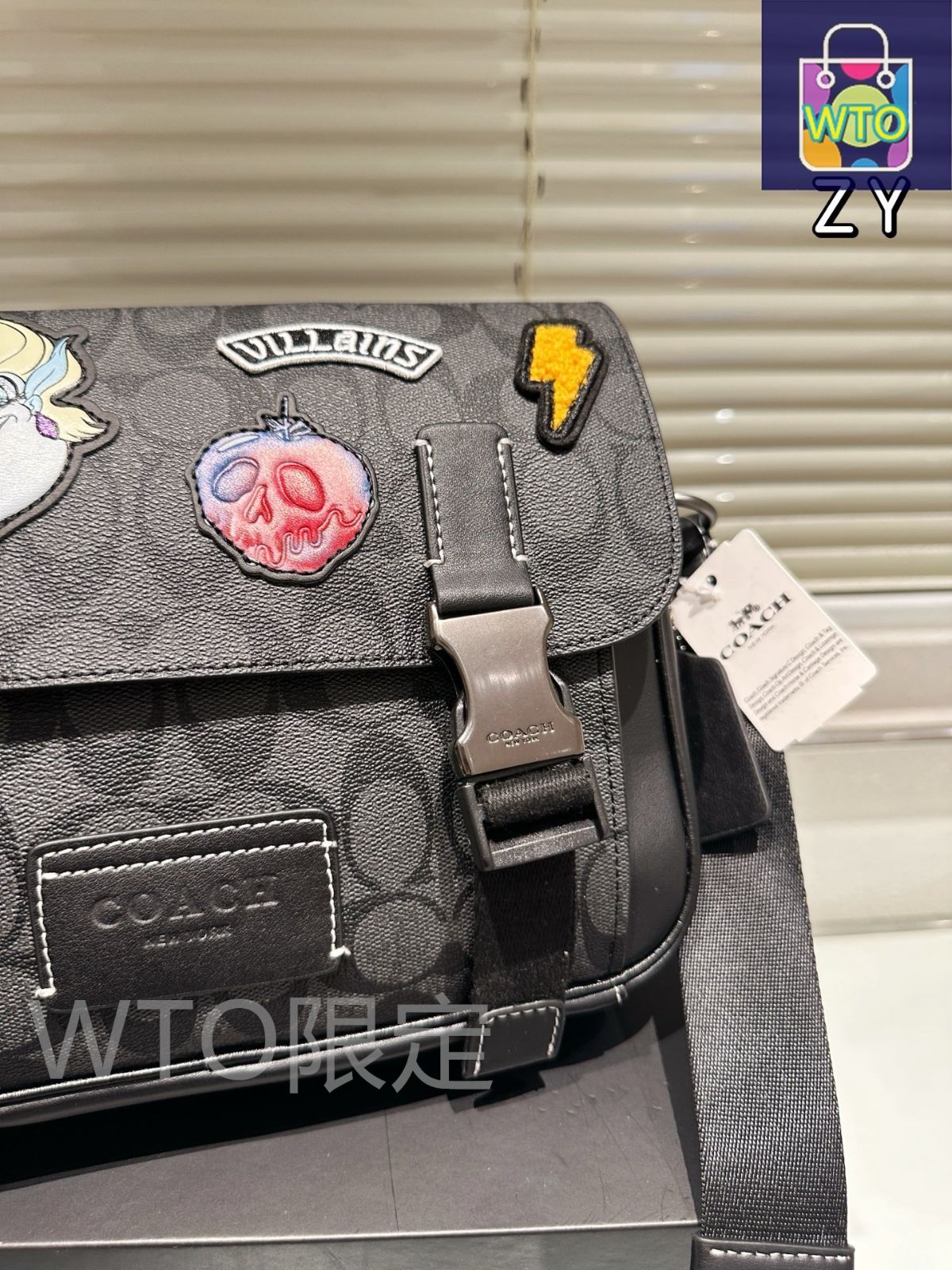 COACH - coach  バッチ　コラボ 今日特価】Coach コーチ Track ポストマンバッグ ディズニー