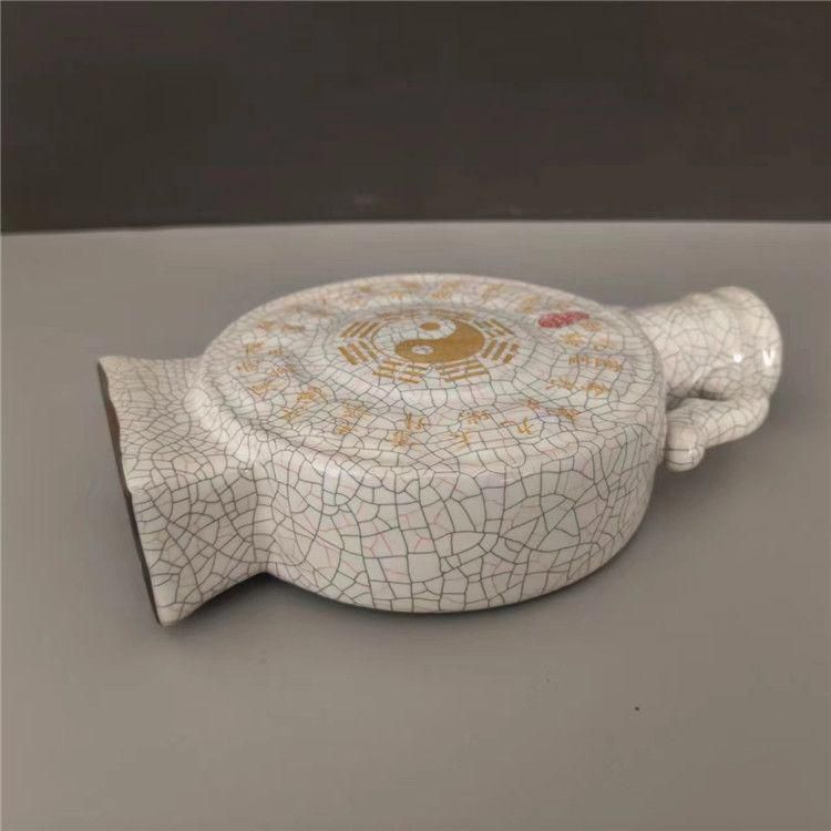 宋白釉蒔絵刻字八卦文様抱月瓶 陶磁器  現代工芸品 美術品 置物 宋白釉蒔絵刻字八卦文様抱月瓶 陶磁器 現代工芸品 美術品 置物