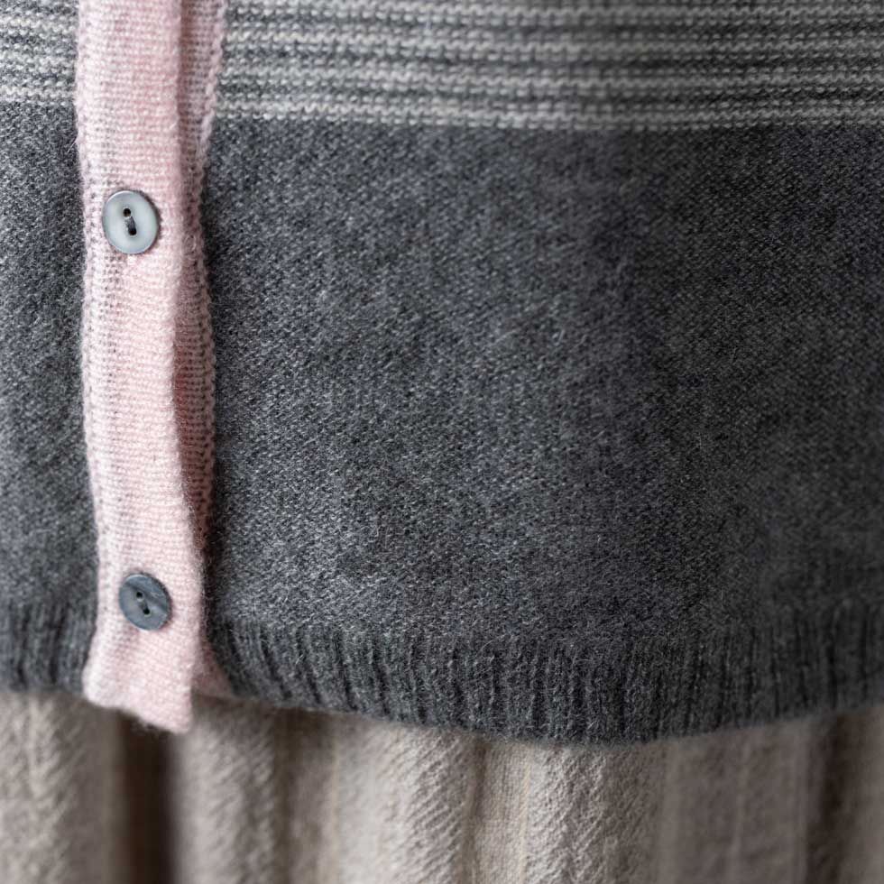 カシミヤ100％グラデ―ションナローボーダーカーディガン