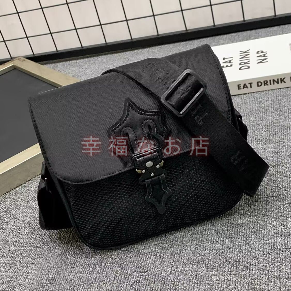 新品未使用 TRAPSTAR トラップスター 黒 ブラック ショルダーバッグ ミニバッグ アイアンゲート T ロゴ メッセンジャーバッグ - メルカリ