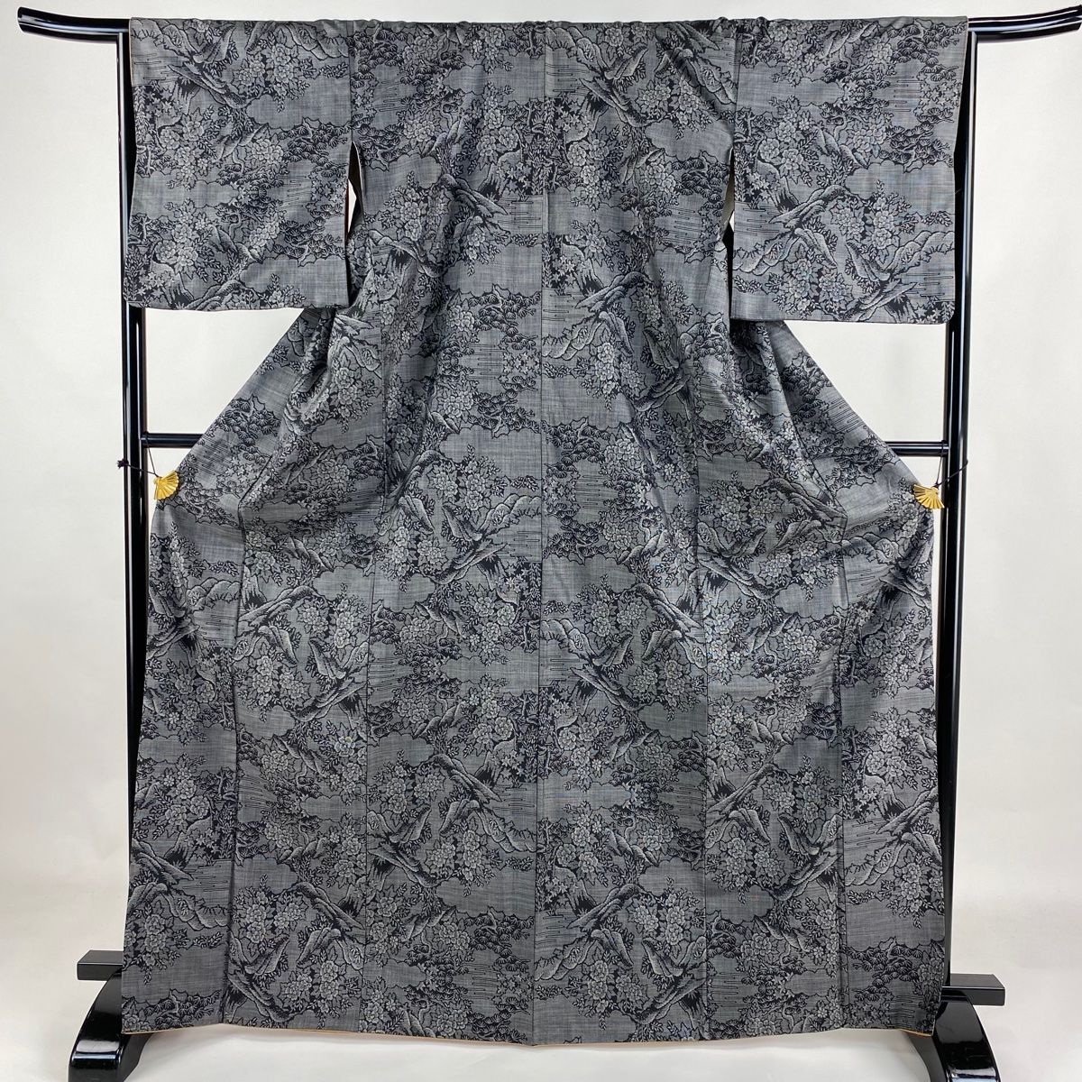 大島紬 身丈168.5cm 裄丈66.5cm M 袷 証紙 草花 松 黒灰 正絹 名品