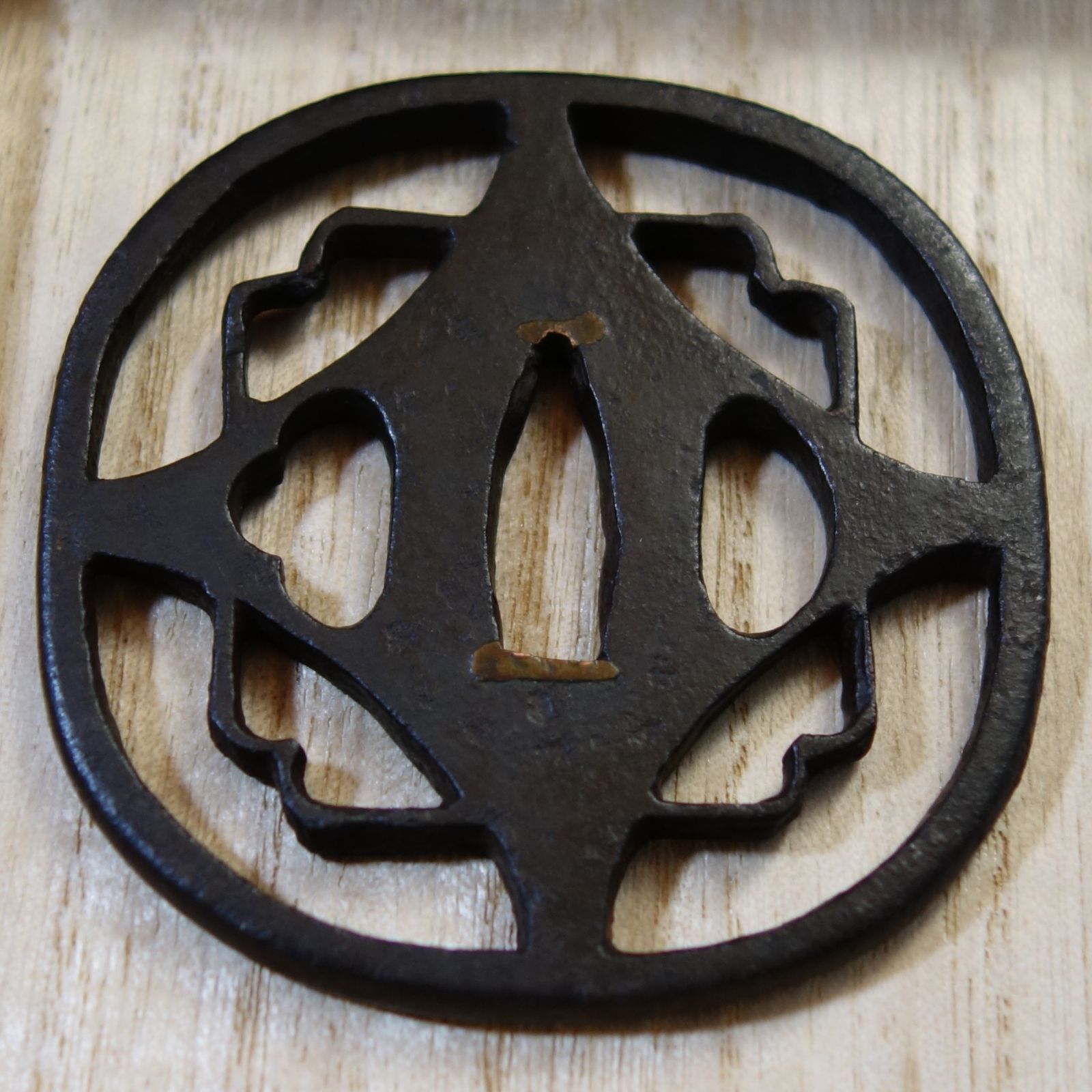鍔 【 鉄地 隅入角糸巻図透鍔 】 日本刀 刀装具 鐔 骨董 古美術