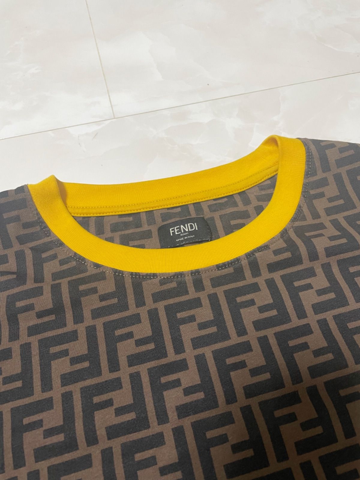 身幅55cmFENDI フェンディ Tシャツ ズッカ柄 FFロゴ ブラウン イエロー