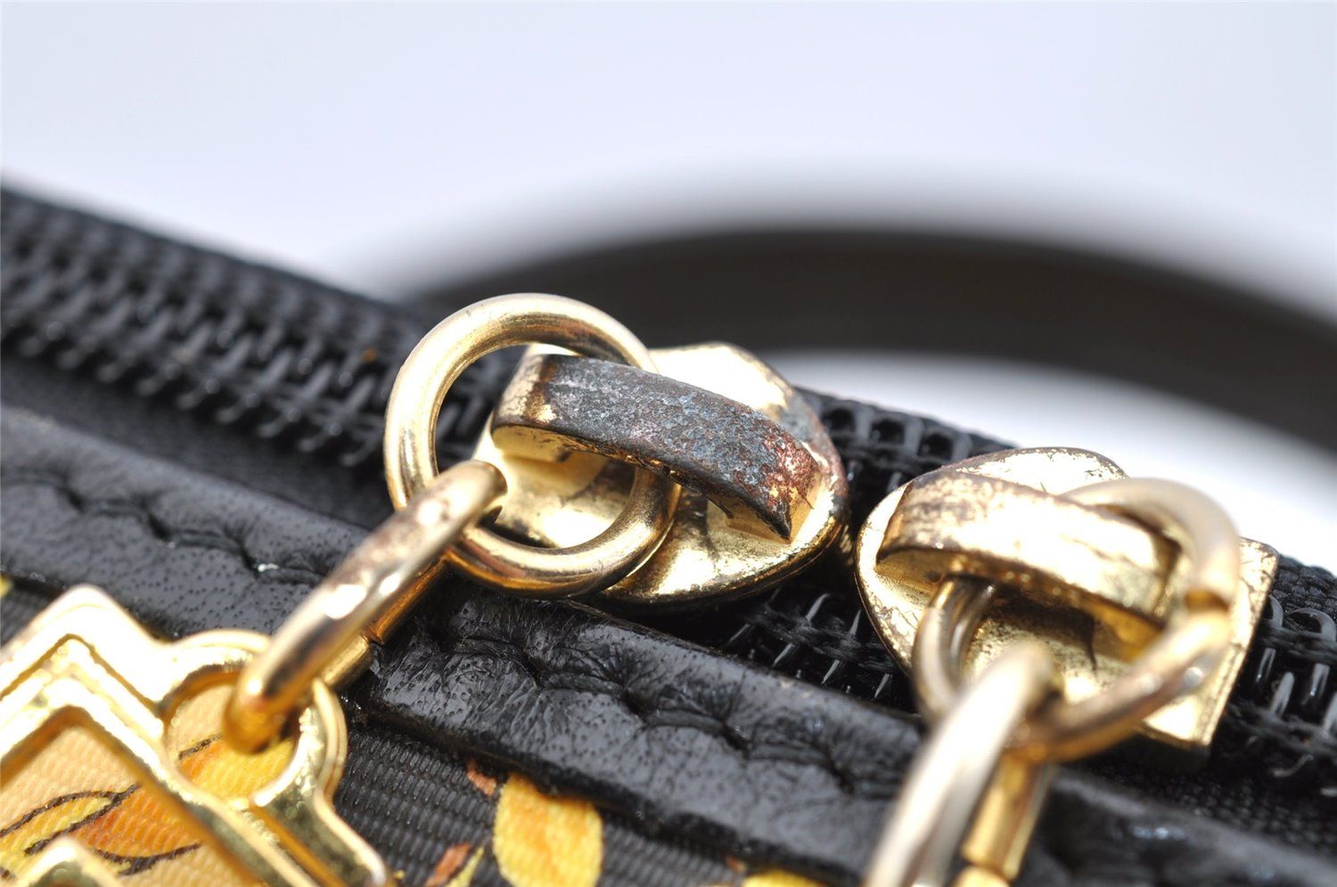 ヴェルサーチバニティバック VERSACE Vintage Sunburst Embossed Yellow Gold Hardware
