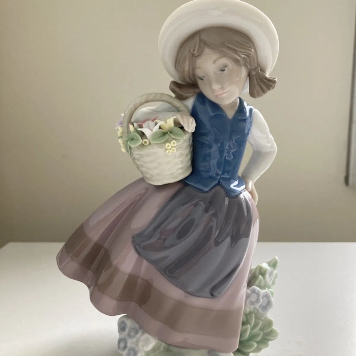 LLADRO(リヤドロ) NAO 磁器人形 陶器人形 リヤドロ人形 ✳️きれいな花ばかり✳️春が来た✳️甘い花の香り✳️ ☆3点セット☆ 置物 -  メルカリ