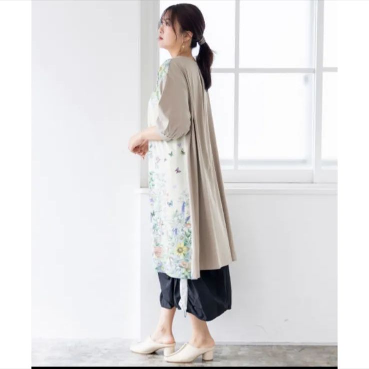 ScoLar 蝶の舞う花畑とウサギプリントワンピース