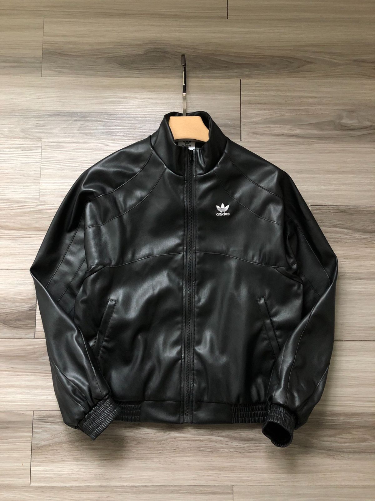 Adidas originals Faux L Jacketロゴ刺繍入りPUレザージャケット Adidas originals Faux L Jacketロゴ刺繍入りPUレザージャケット