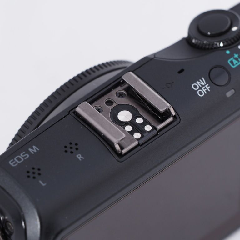 Canon キヤノン ミラーレス一眼カメラ EOS M ボディ ブラック EOSMBK-BODY