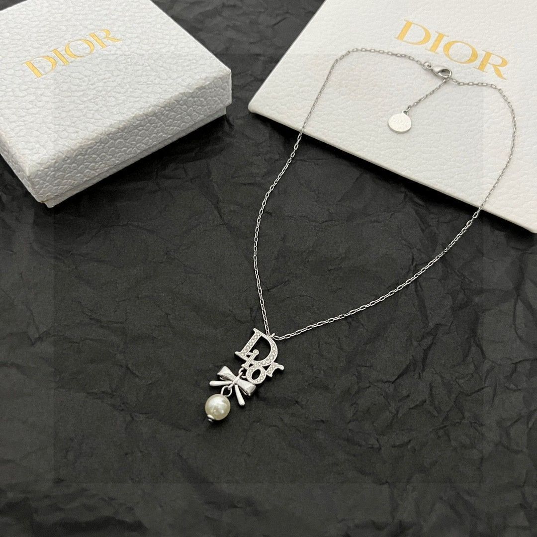 Dior(ディオール) シルバートーン ロゴと花モチーフ パールネックレス