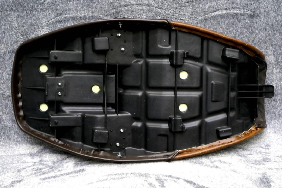 パーツ ゼファー400 シート 前期 茶ツートン / あんこ抜き タックロール