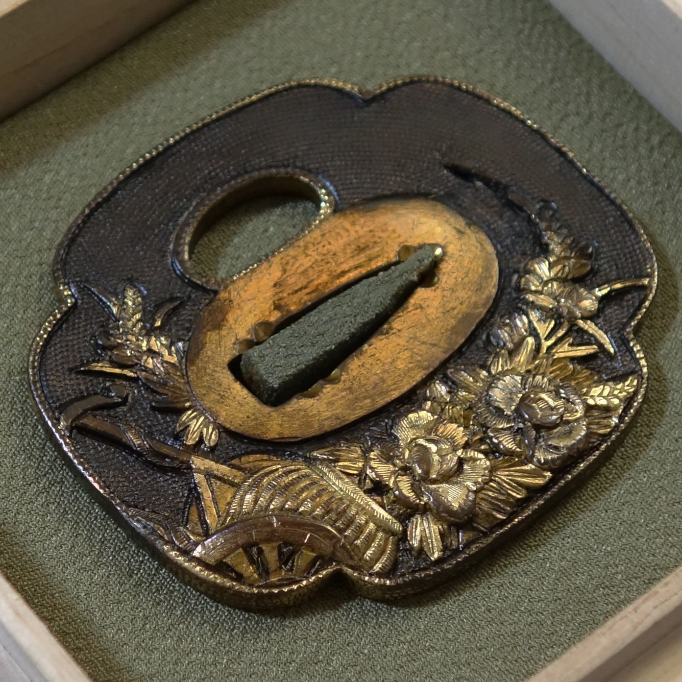 鍔 鐔 武具 骨董 刀装具 赤銅 魚々子 高肉彫金色絵【城流水図鍔