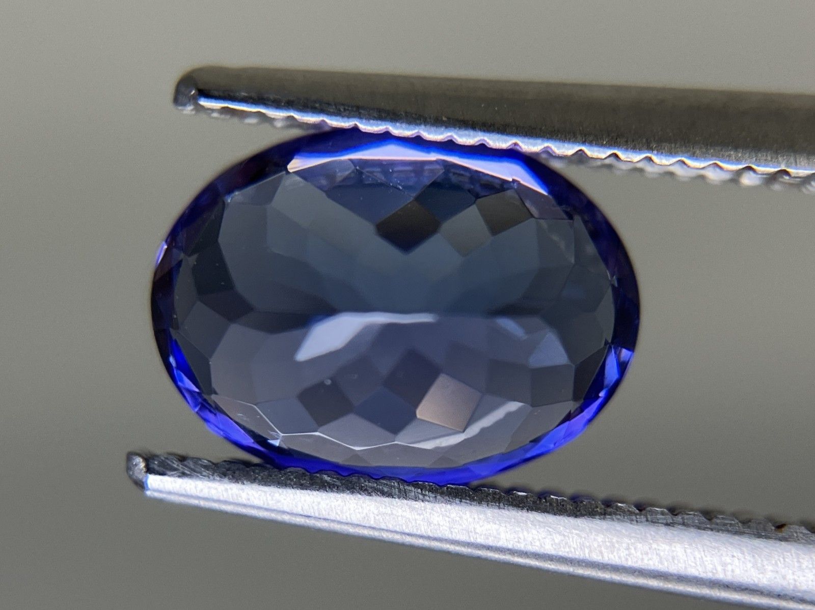 タンザナイト 2.224ct 中央宝石ソーティング付き 9.33㎜×6.91㎜×5.01  