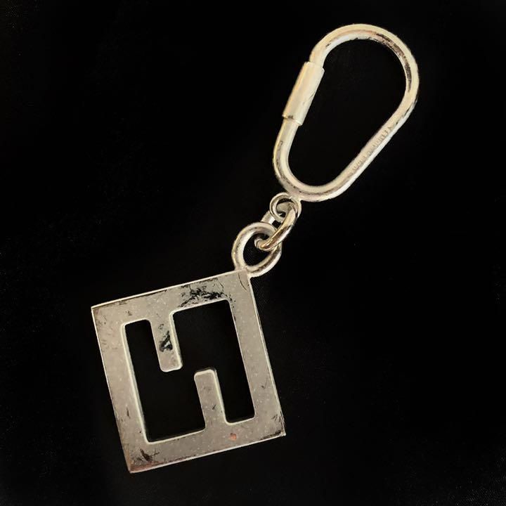 FENDI　フェンディ　チャーム　キーホルダー　シルバー　ロゴデザイン FENDI フェンディ チャーム キーホルダー シルバー ロゴデザイン