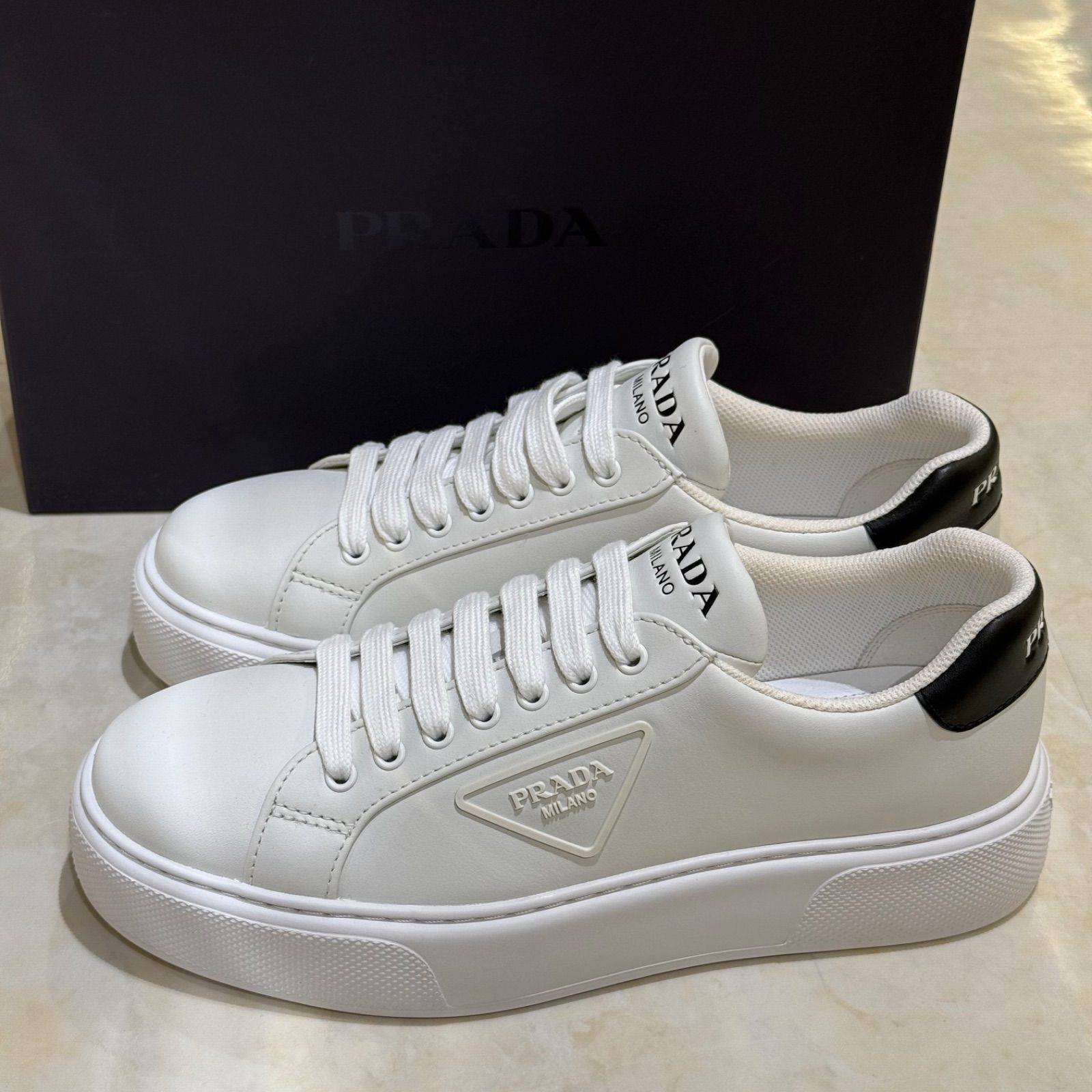 PRADA プラダtレザー　ロゴスニーカー　サイズ8 1/2 ホワイト