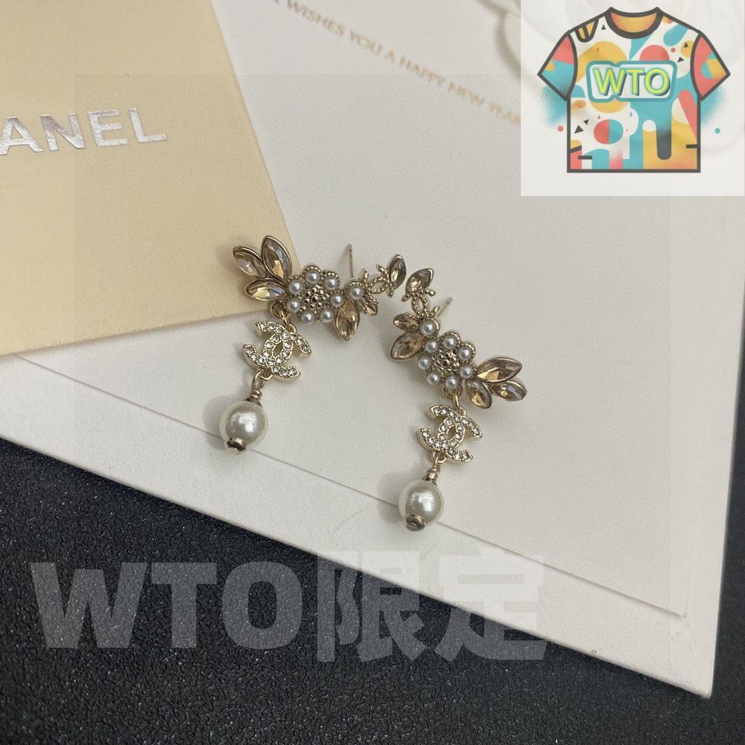 シャネル花型パールクリスタルピアス 今日特価】Chanel 花柄 真珠 葉 クリスタル ピアス ダブル C