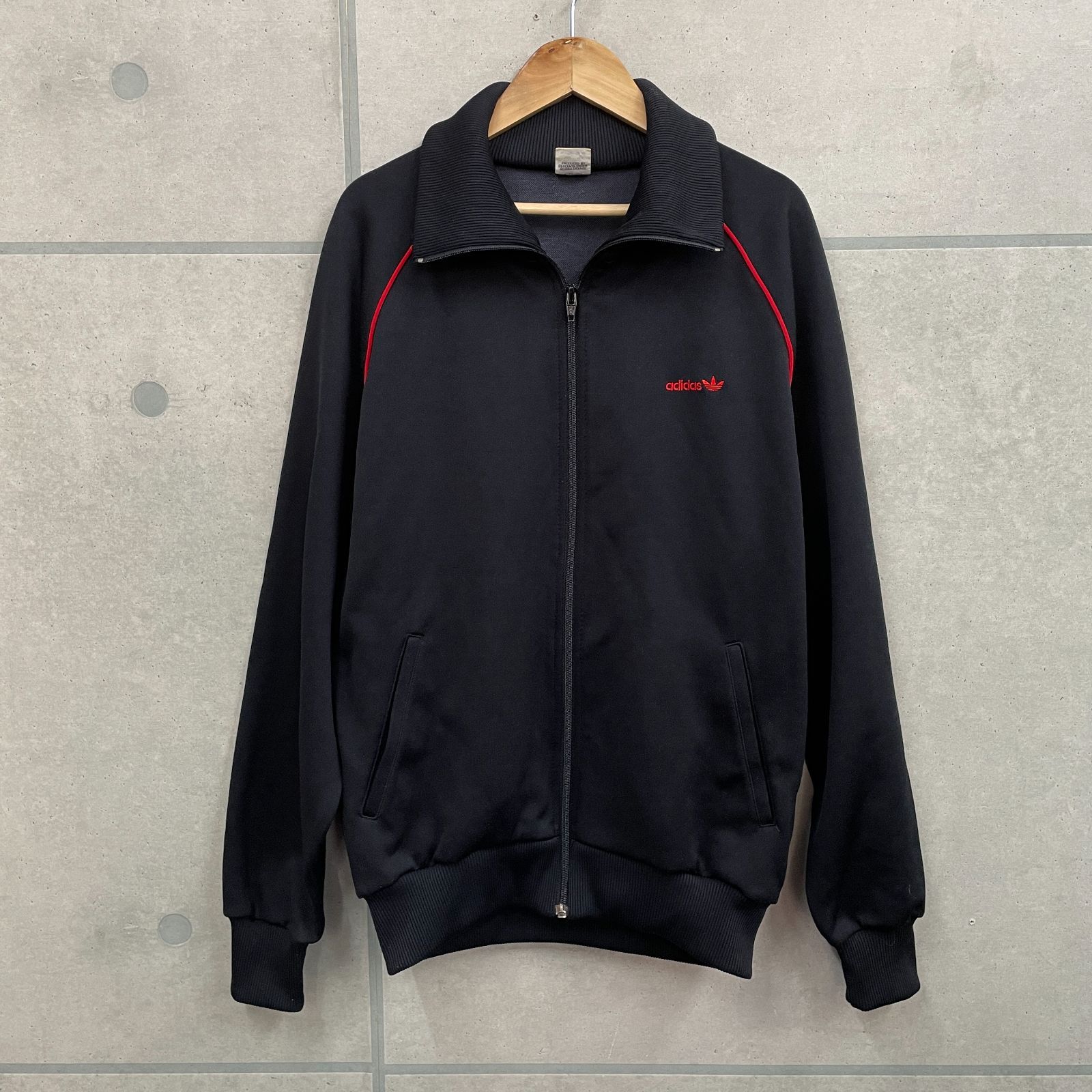 希少 レア adidas originais アディダス オリジナルス 80s 90s vintage old ヴィンテージ オールド トラックジャケット ジャージ トップス トレフォイル ブラック レッド  Lサイズ相当 ロゴ刺繍 デサン