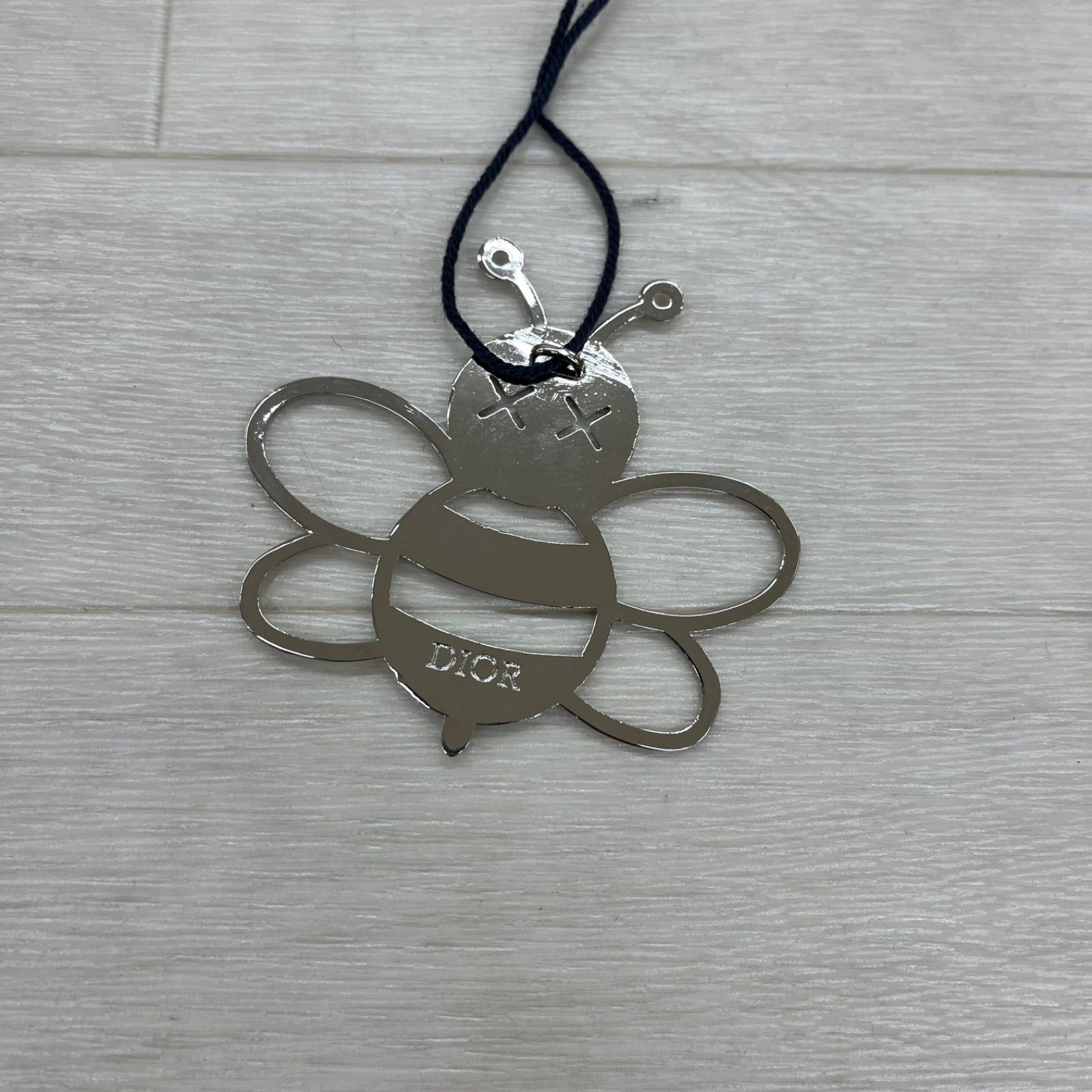 Dior KAWS キーホルダー 蜂 シルバー レディース