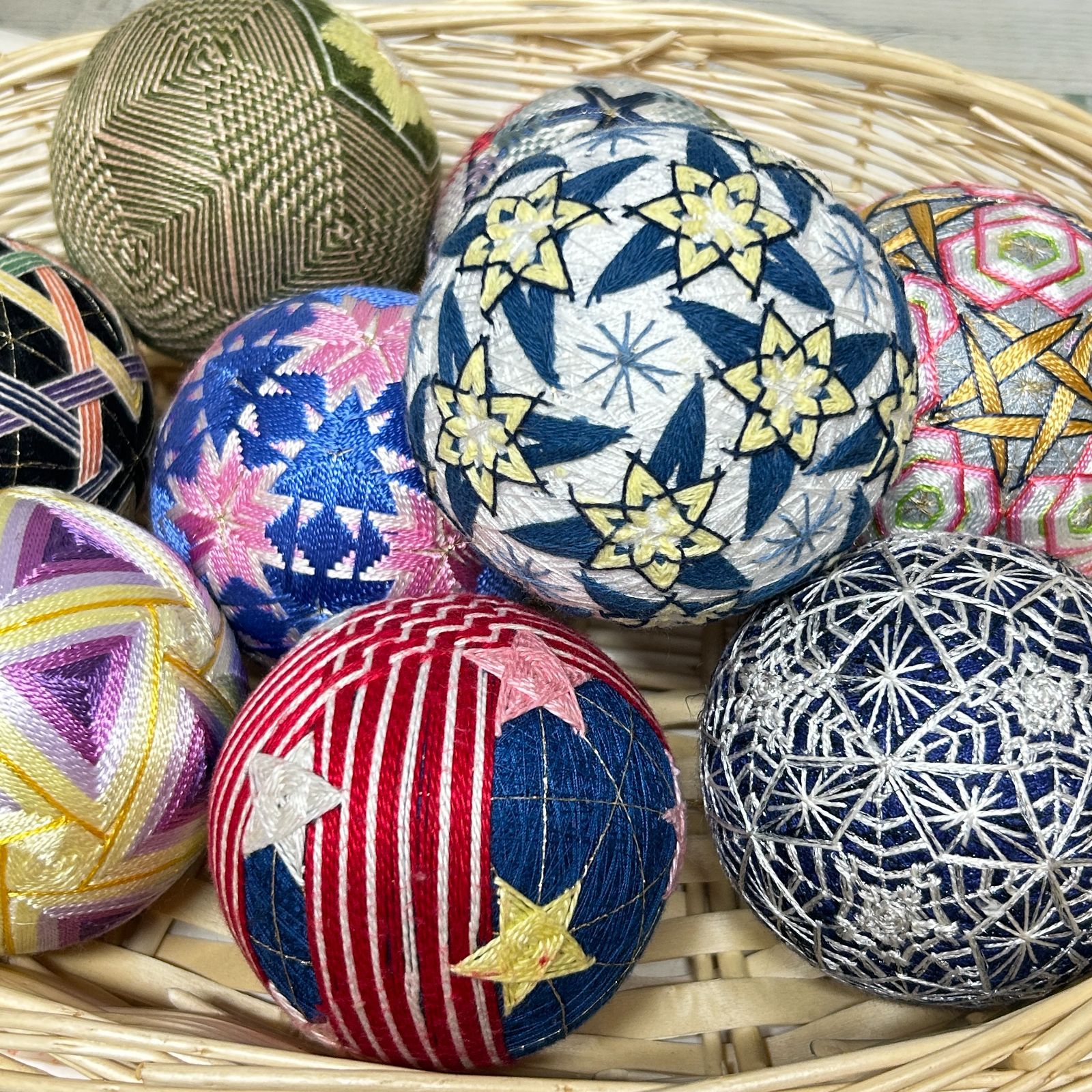 手毬25-5-17】てまり・手鞠・白地にお花の手まり・手作り・約9cm