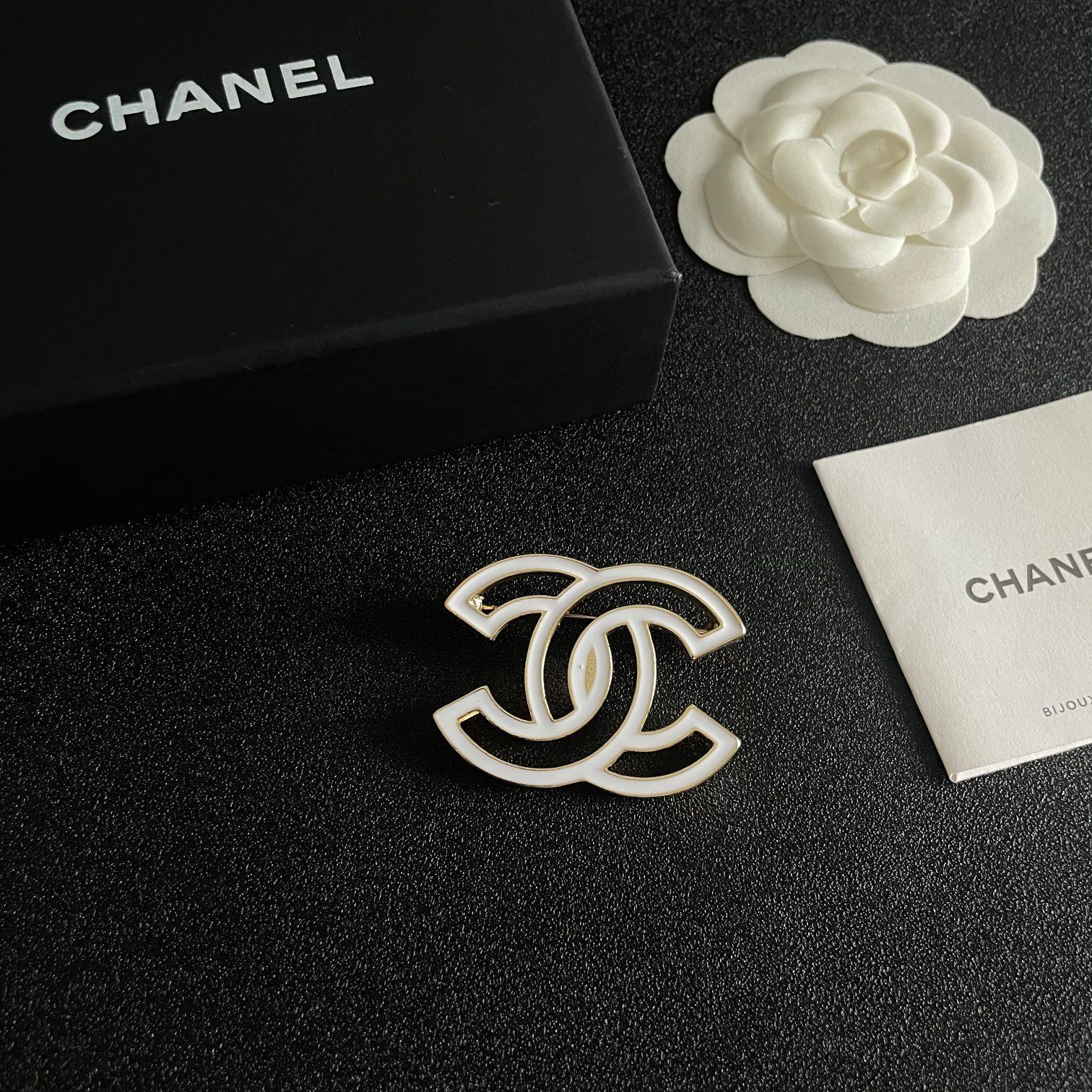 今日特価】CHANEL 最新モデル ブローチ 女性向け マルチウェア