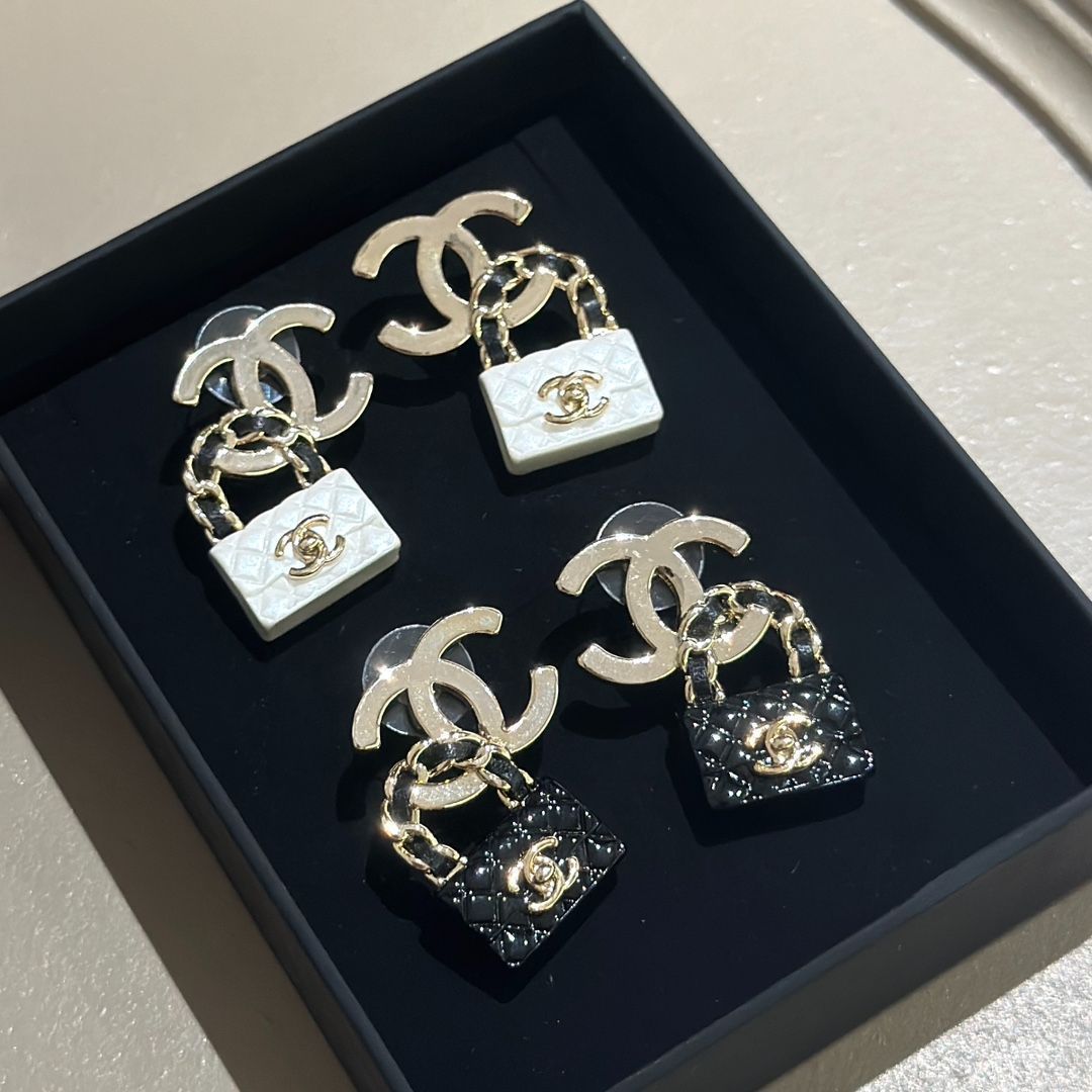 新作 Chanel シャネルピアス ダブルCバッグファッションピアス ホワイト＆ブラックFF1534 - メルカリ