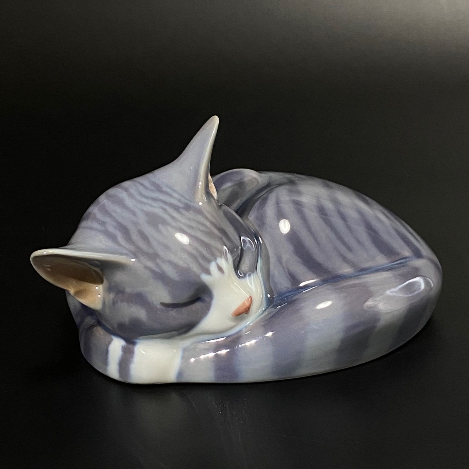ロイヤルコペンハーゲン フィギュリン 眠り猫 サバトラ猫 置物 - メルカリ