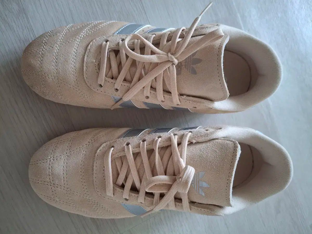 adidas アディダス スエード スニーカー アイボリー 245