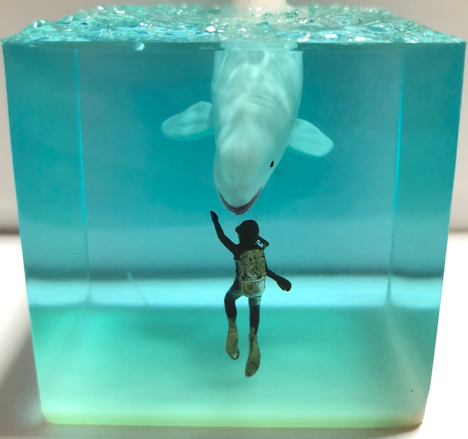ディズニーシー　手作りガラスのイルカとダイバー ディズニーシーで作れるオリジナルグッズと販売店舗一覧！切り絵