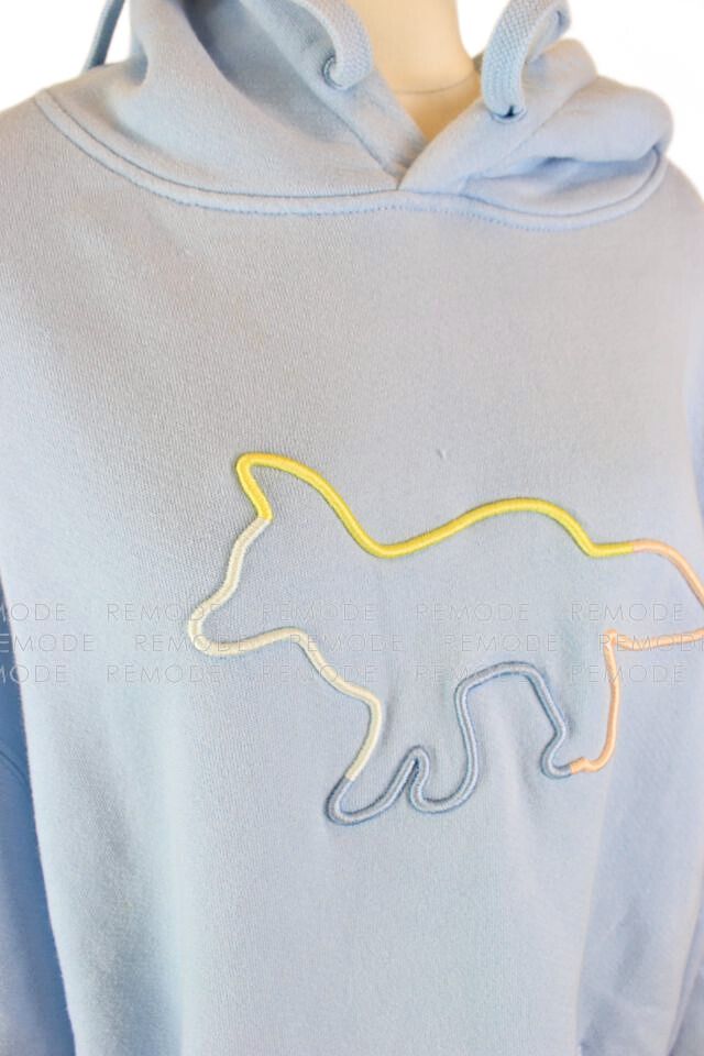 刺繍フーディ