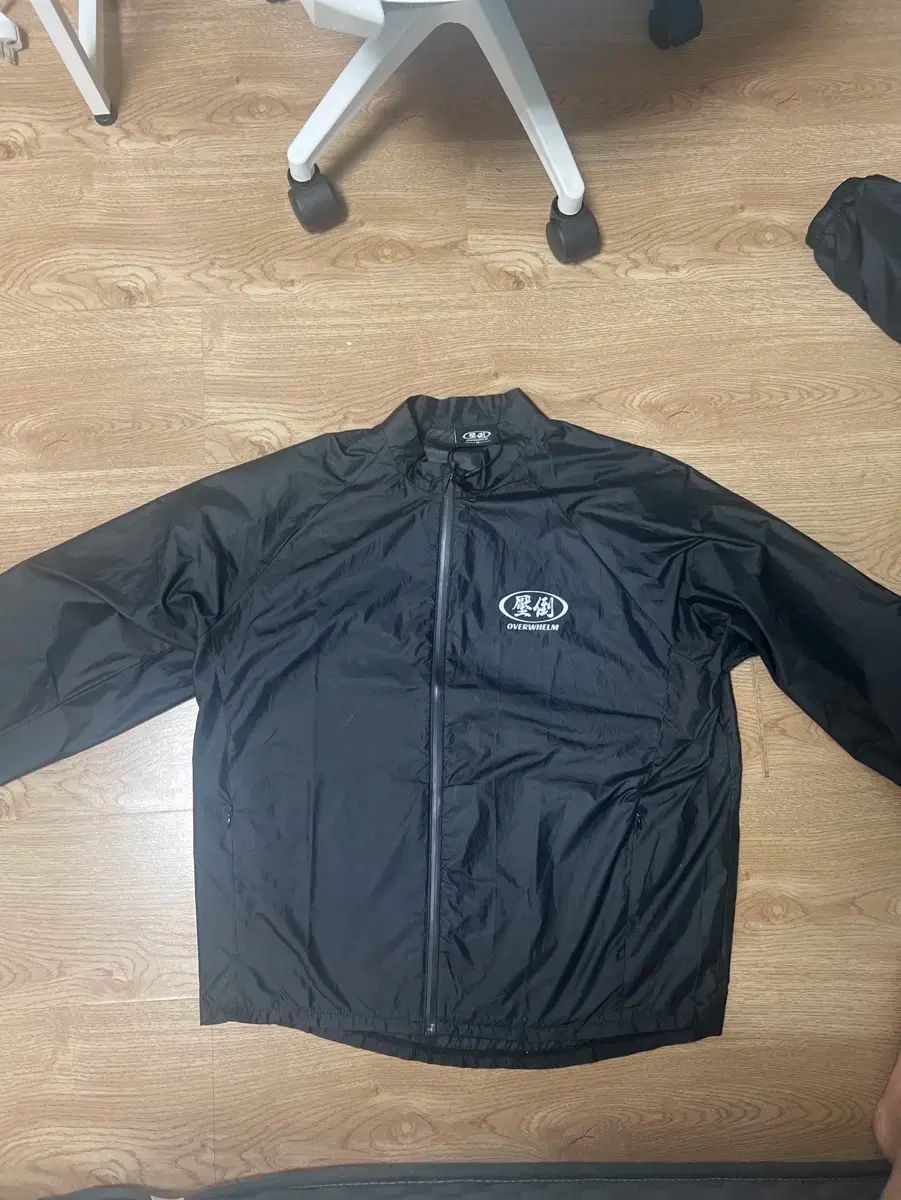 圧倒ウィンドブレーカー