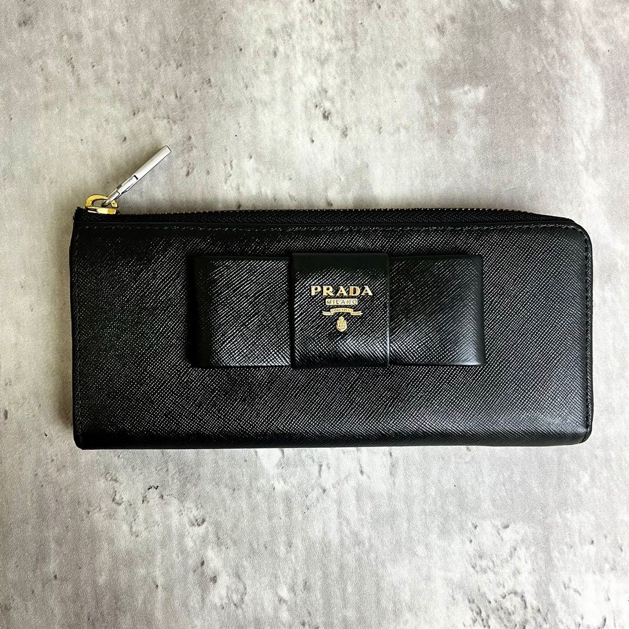 ✨良品✨ PRADA プラダ 長財布 ラウンドファスナー ロングウォレット リボン ロゴ金具 ロゴ型押し カードケース 定期入れ 小銭入れ  サフィアーノレザーレディース ブラック 黒色 - メルカリ