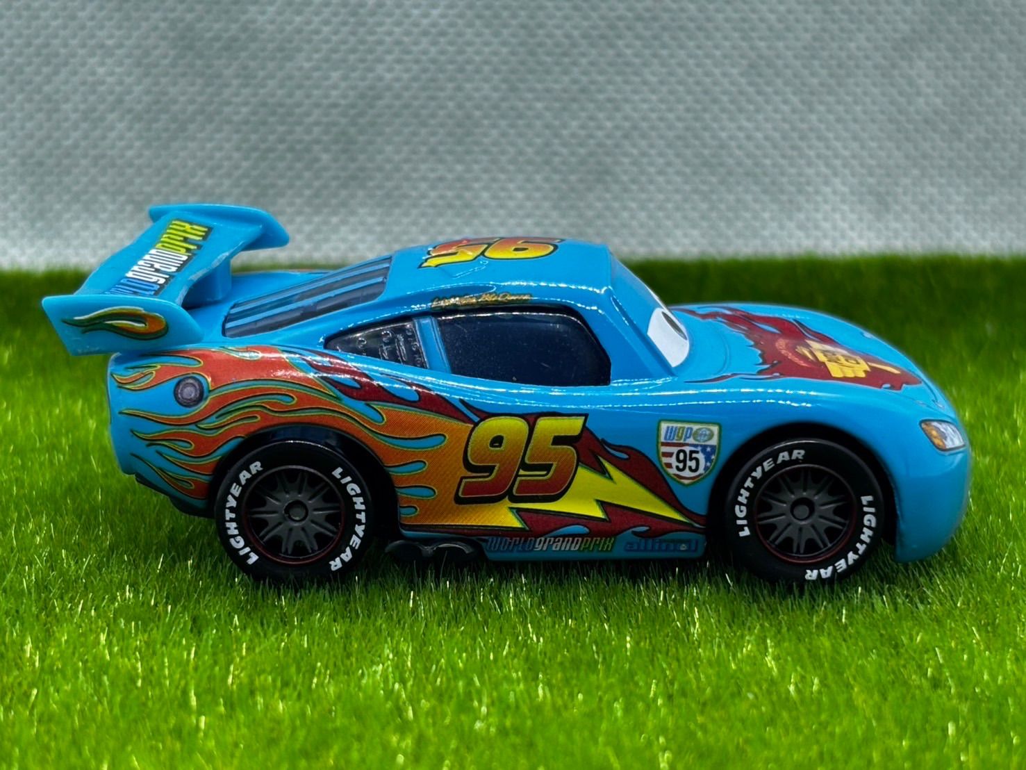 新品】 カーズ ミニカー ライトニング マックィーン ブルー 送料