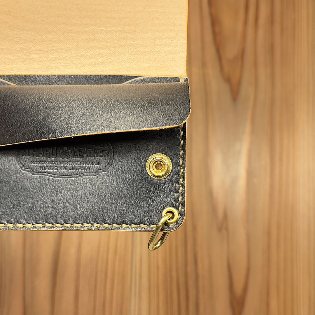 国産ヌメ革・丘染めブラック茶芯｜ショートトラッカーウォレット｜手