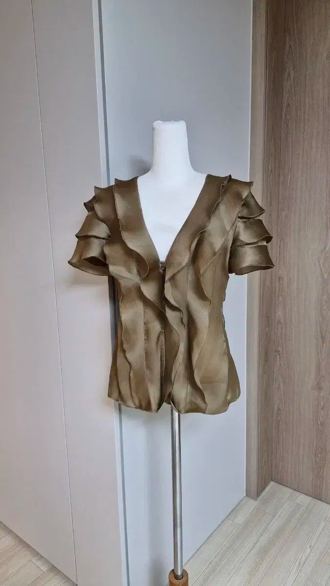 『ARMANI』 / アルマーニ シルク シャツ ブラウス 42サイズ 新品 ARMANI』 / アルマーニ シルク シャツ ブラウス 42サイズ 新品
