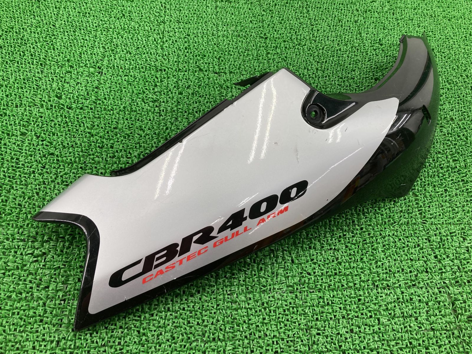 CBR400RR シートカウル 右 83600-MV4-0100 ホンダ 純正 中古 バイク 部品 NC29 コケキズなし そのまま使える 希少 車検  Genuine - メルカリ