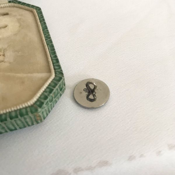 c1900 Studs in box 箱入りボタン 1900年代UKアンティーク 🇬🇧Studs in box 箱入りボタン 1900年代UKアンティーク - メルカリ