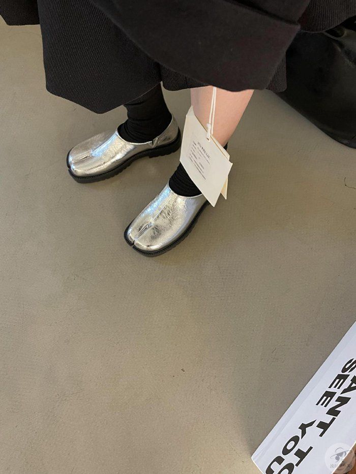 スプリットトゥ 足袋シューズ フラット ぺたんこ パンプス スリッポン レザー調 歩きやすい トレンド 韓国ファッション レディース おすすめ おしゃれ NpkL623