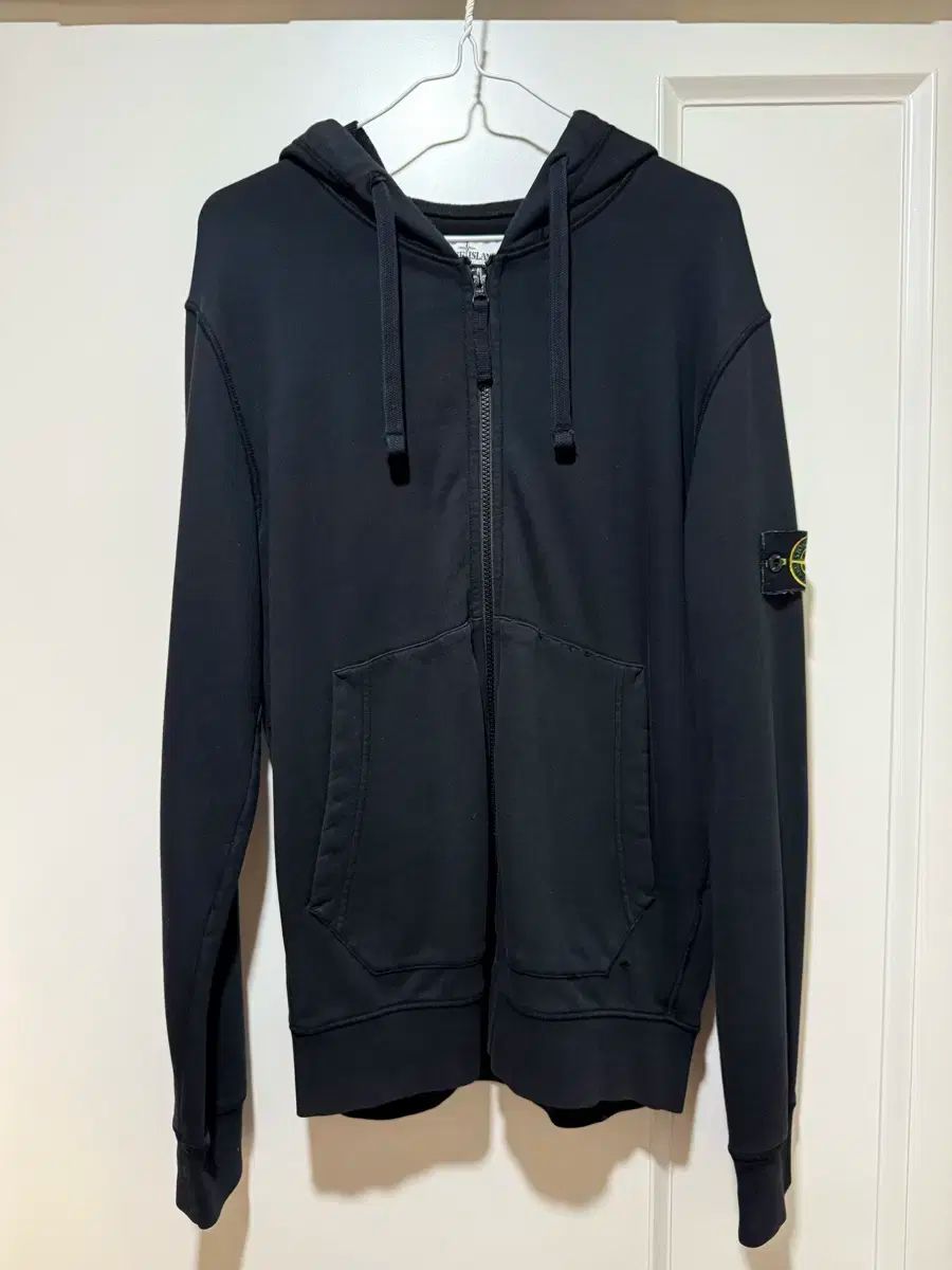 【雷市場（ポンジャン）商品韓国直送】 STONE ISLAND(ストーンアイランド) フード付き ジップアップパーカー （ L ）