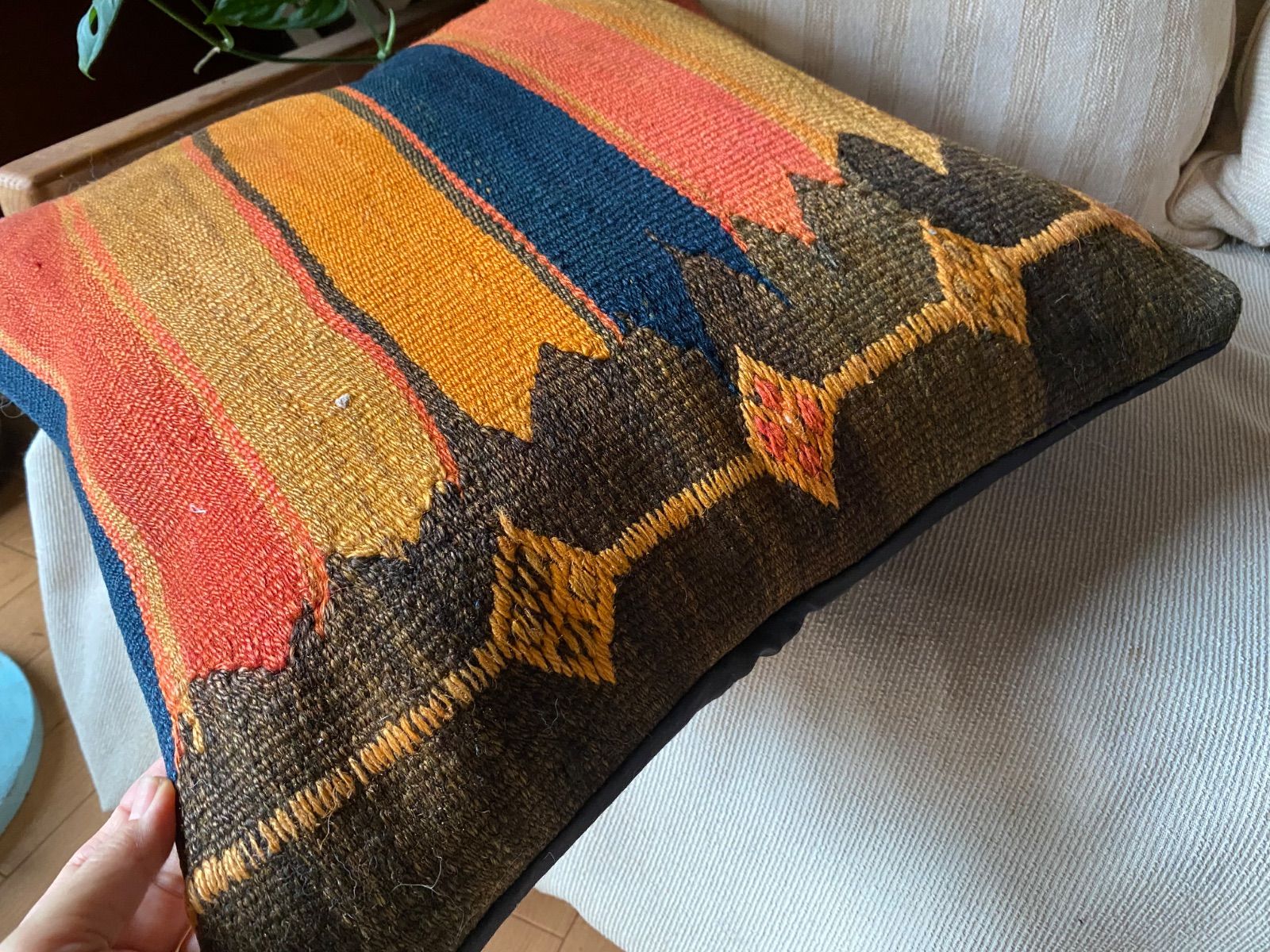 1ランク上の上質のアンティークキリムクッションカバーは如何ですが