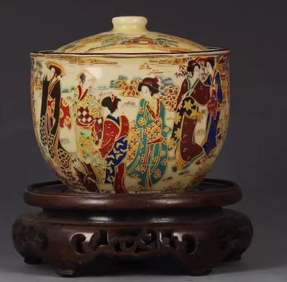 中国骨董　粉彩人物図柄　蓋物 中国骨董 粉彩人物図柄 蓋物 美術品・アンティーク・コレクション