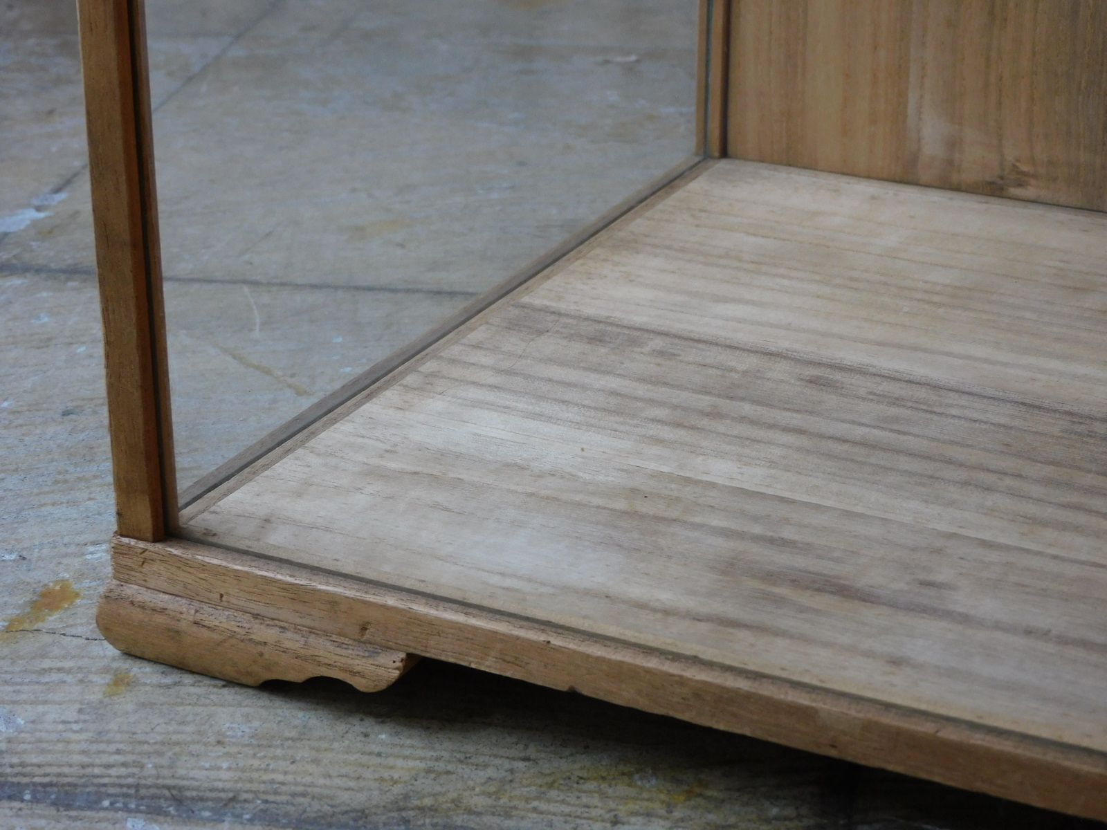 ふるい木味の卓上ショーケース 4面ガラス HK-a-05600 古道具 アンティーク家具 無垢材 ガラスケース ケビント パンケース