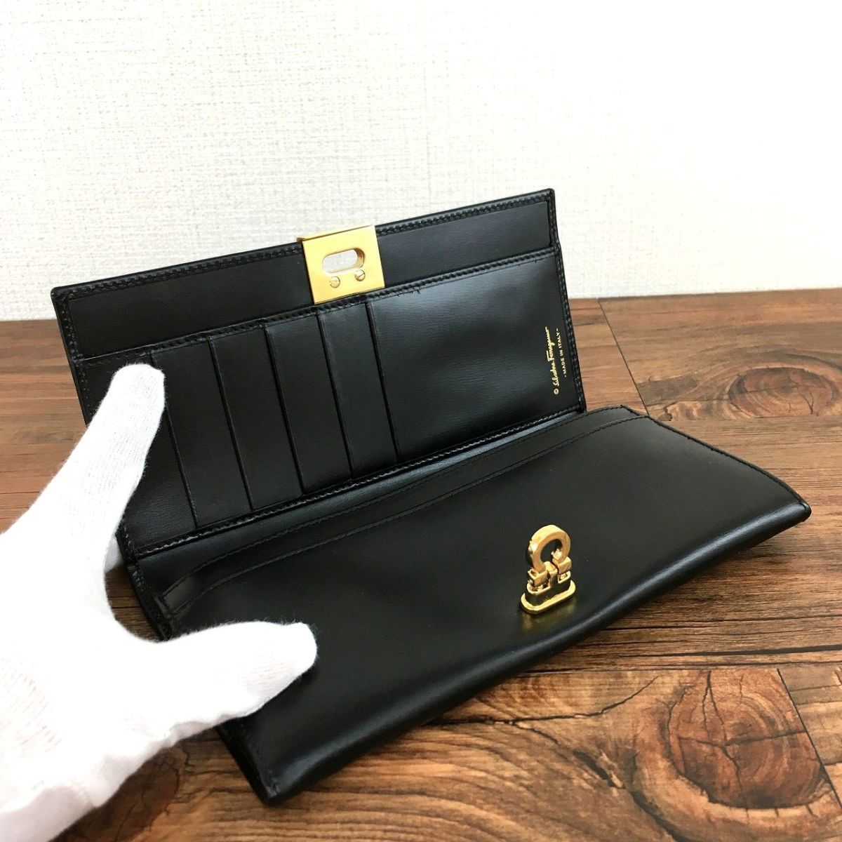 通常 1本タイプ 極美品 Salvatore Ferragamo 長財布 黒 ガンチーニ 161