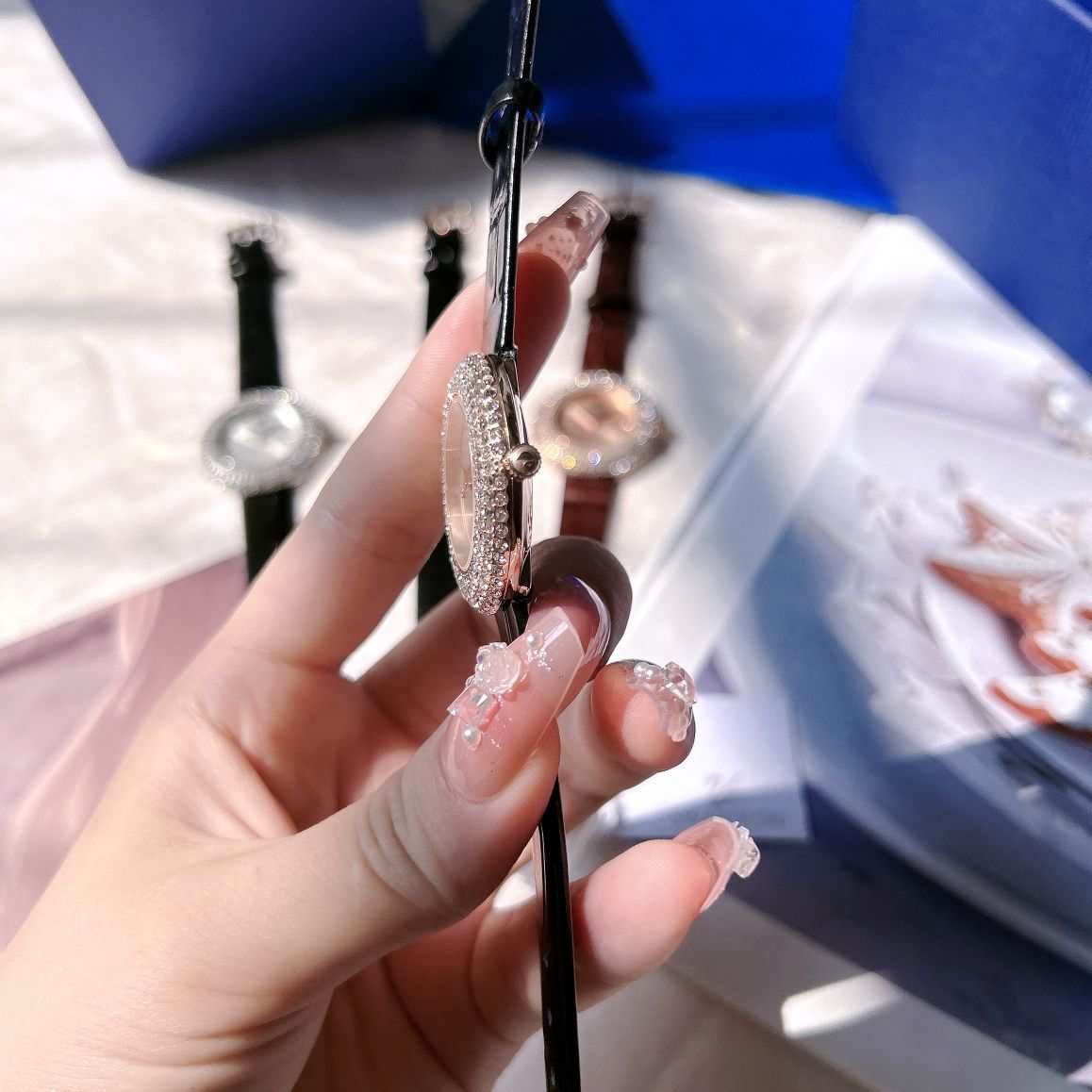 【Emi様分】SWAROVSKI ／スワロフスキー　ダイヤモンド装飾腕時計 今日特価】SWAROVSKI スワロフスキー ダイヤモンド時計 きらめく