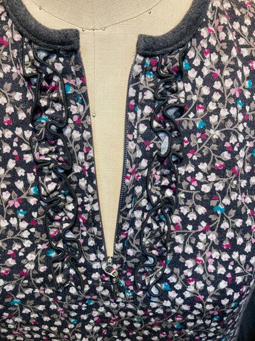  レディースフアッション ミセス 前ファスナー 首フリル 丸首 長袖チュニック br 前身頃 後身頃切り替え 前身頃ポケット２か所 トップス プルオーバー カットソー ゆったり 税込み 17 380円 15 800円の商品 長袖 チュニック