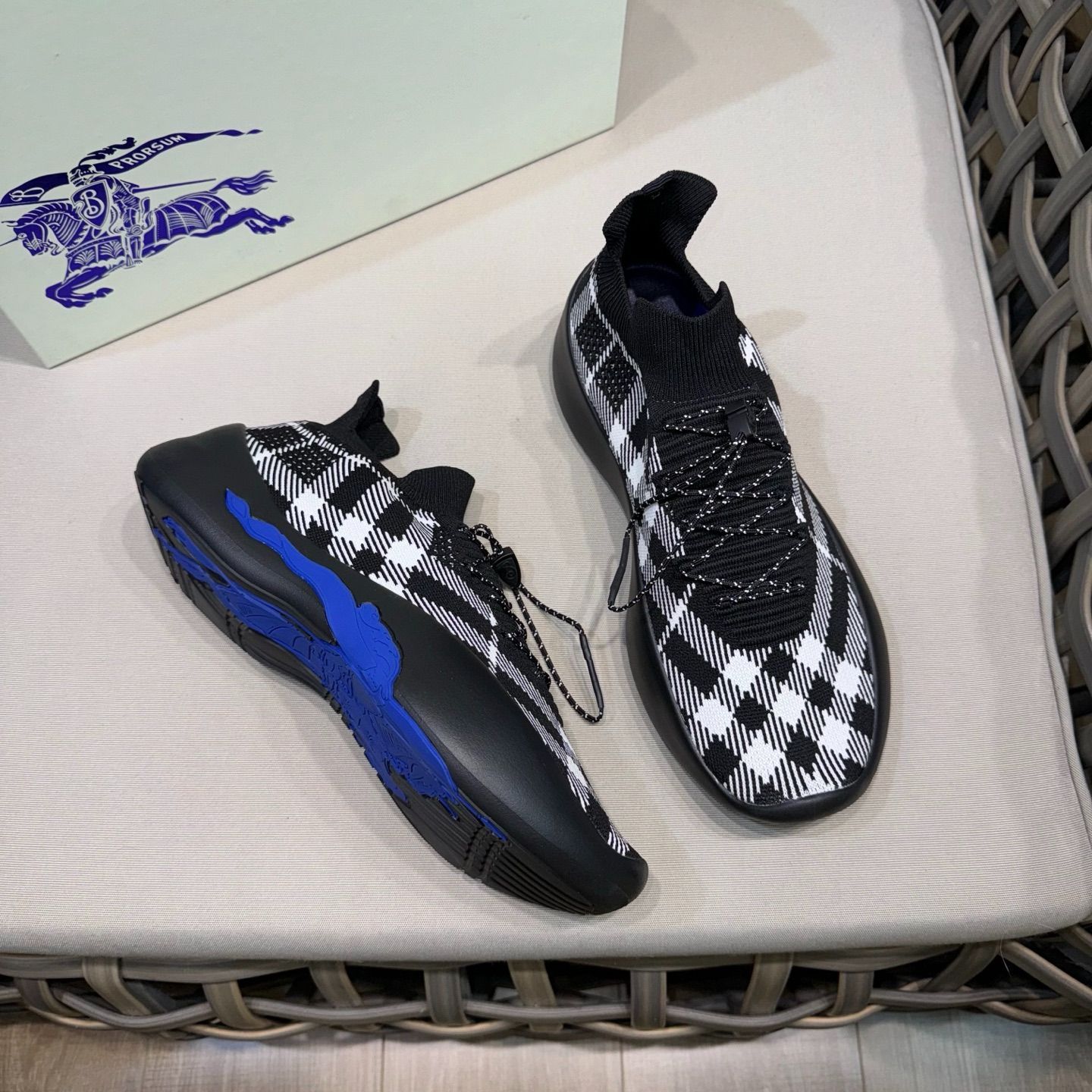 バーバリー BURBERRY
コーデュロイ フレアドレス ワンピース 90 Burberry Check-Embossed Slide Sandals | Saks Fifth Avenue