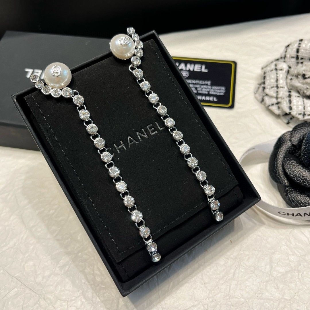 CHANEL】シャネル 新品 シルバーダングル ピアス ラウンドクリスタルとパールのエレガントなデザイン - メルカリ