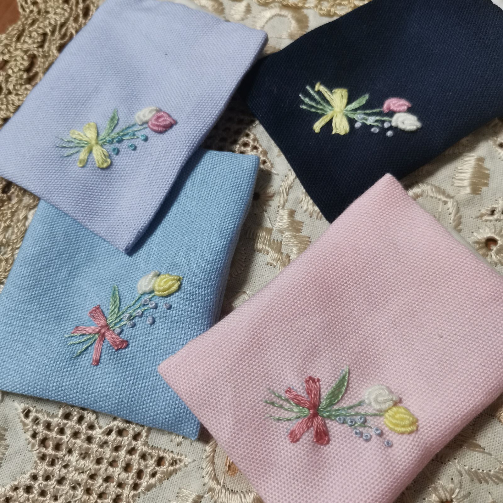 手刺繍入り園章台 名札台 通園 チューリップ - メルカリ