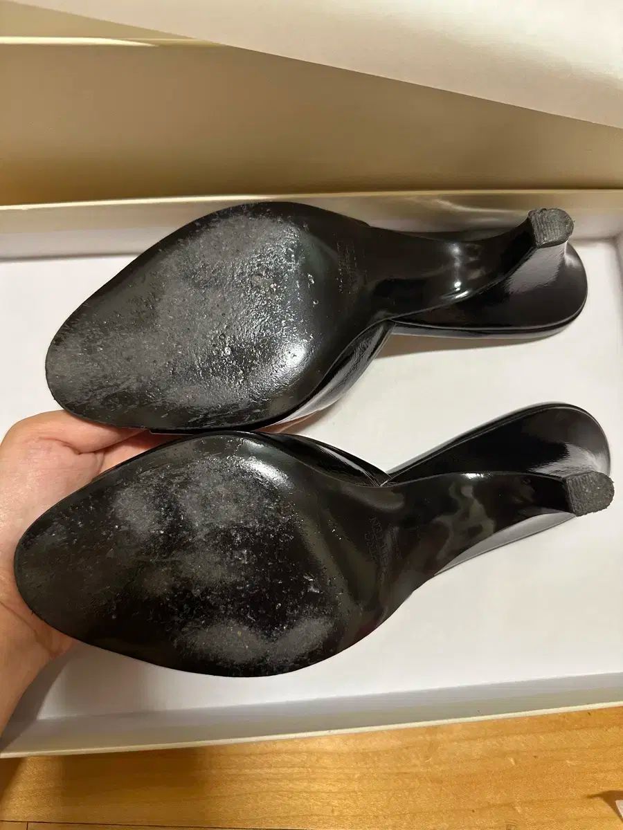 NOTHING WRITTEN ナッシングリトゥン Glossy slide heels Black KIN-KAAI_COM