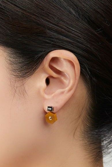 ヒロタカ　ピアス　［オニキス×タイガーアイ］ ヒロタカ（Hirotaka)オービタルオニキスタイガーアイピアス - メルカリ