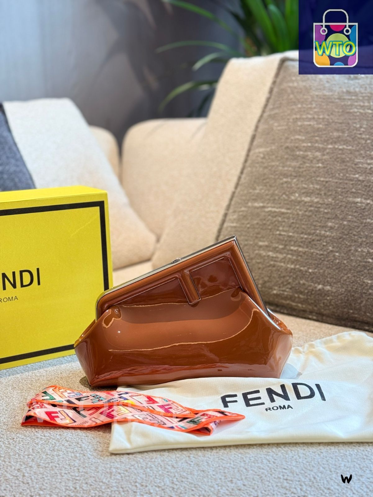 FENDI ファースト ミディバッグ - ベージュ パテントレザー | ♥品 -WT0輸入