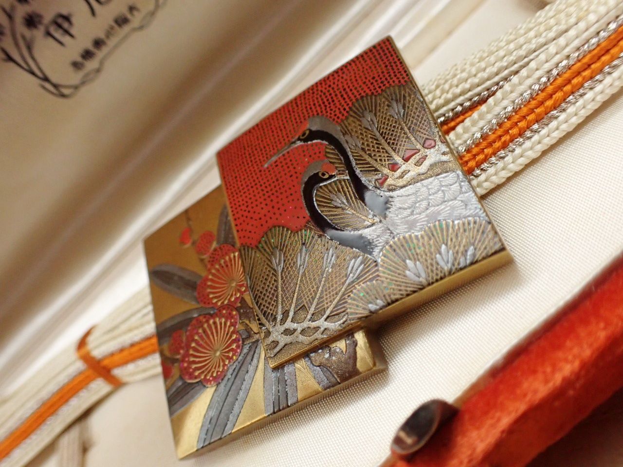 最終お値下げです。本鼈甲蒔絵の帯留　故武山作 名保 082601 武山 本鼈甲 黒甲 螺鈿金蒔絵 竹菊文様 重ね扇